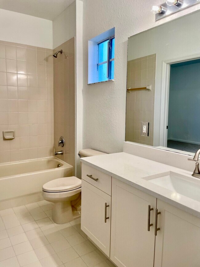 Building Photo - 4987 SE Mariner Garden Cir