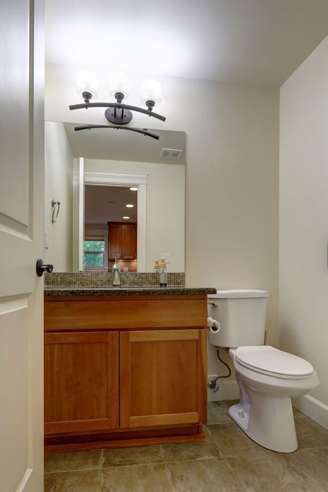 Building Photo - Grand 4 bedroom /2.5-bathroom Townhome w/ Sweeping Views of Lake Union & Cascades!