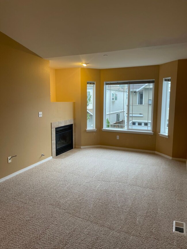 Building Photo - Spacious 2-Bedroom, 2-bathroom Townhome in...