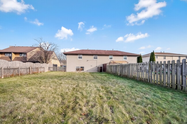 Building Photo - 605 S Raven Rd