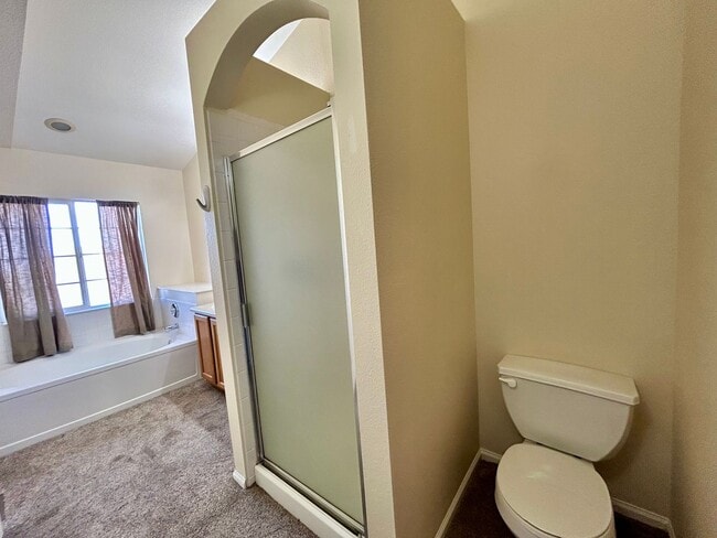 Building Photo - 2BR End Unit Townhome in Rock Creek