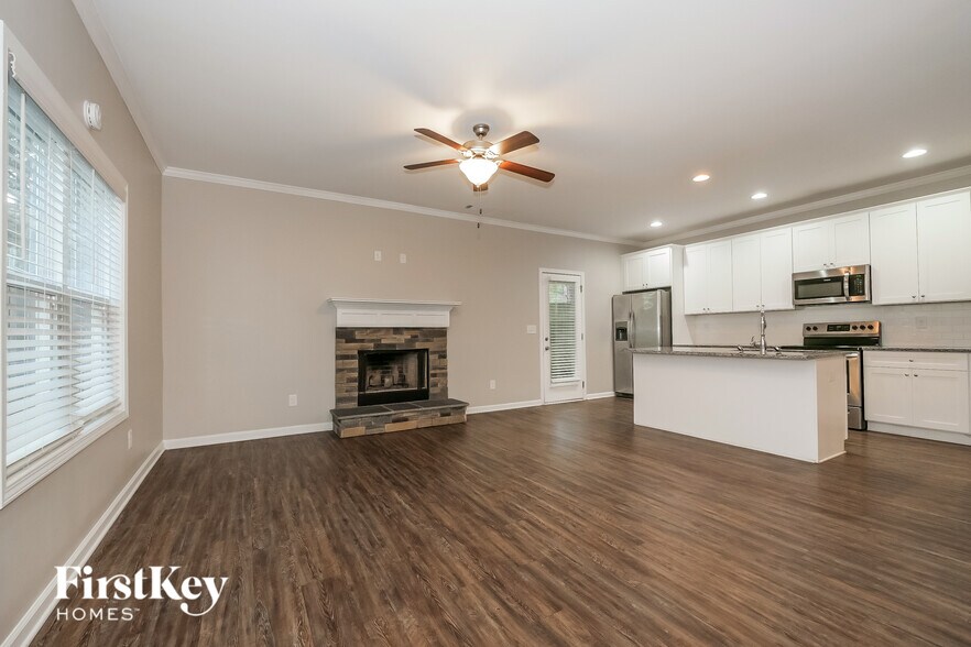 Building Photo - 28 E Newnan Rd