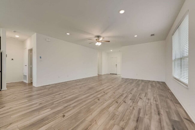 Building Photo - Fantastic newer 3-2-2 in Heartland Master Planned Community