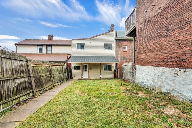 Building Photo - 2 bed 2 bath - great location, off street ...