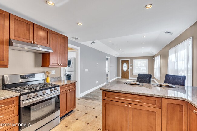 Building Photo - 35 Lipman Pl
