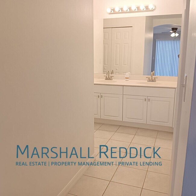 Building Photo - Pool Home 3 Bedroom,with a Den 2 Bath in d...