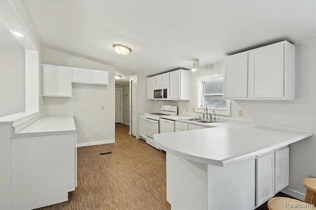 Building Photo - 1295 W Cook Rd