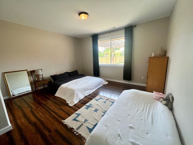 Building Photo - Modern 3 Bedroom Home