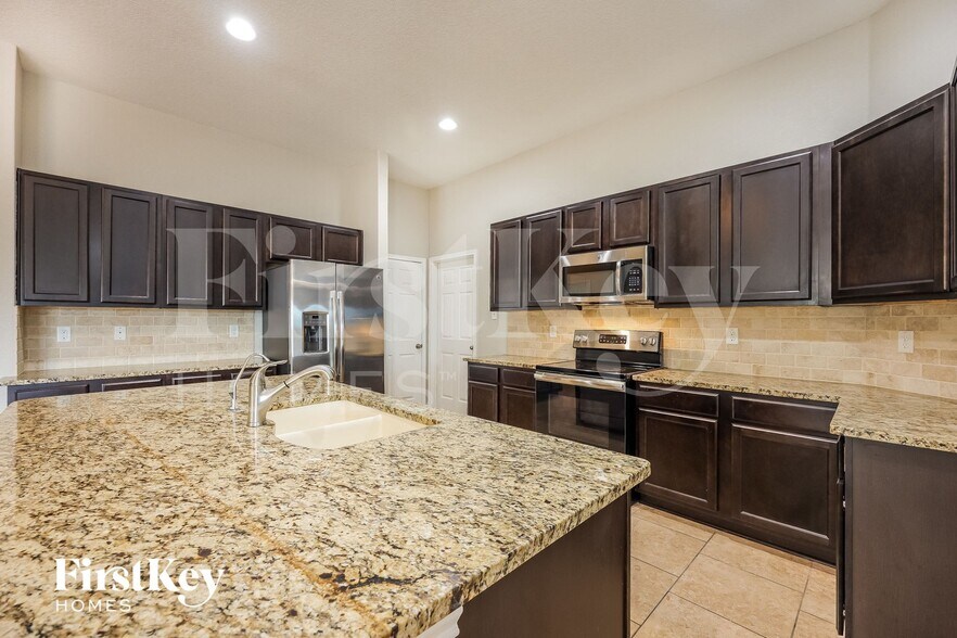 Building Photo - 8909 Palmetto Pk