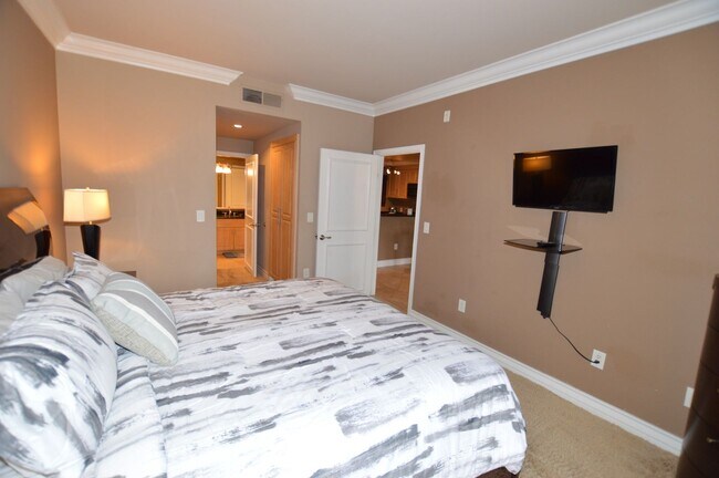 Building Photo - Meridian Fully Furnished Condo with Pool view.