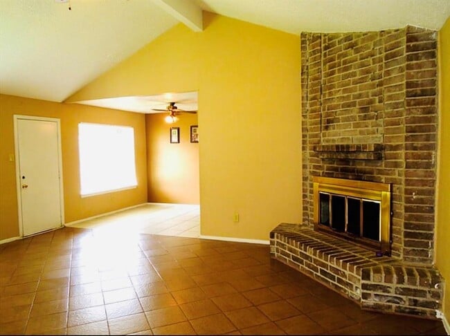 Primary Photo - 7015 Sharpsburg Dr