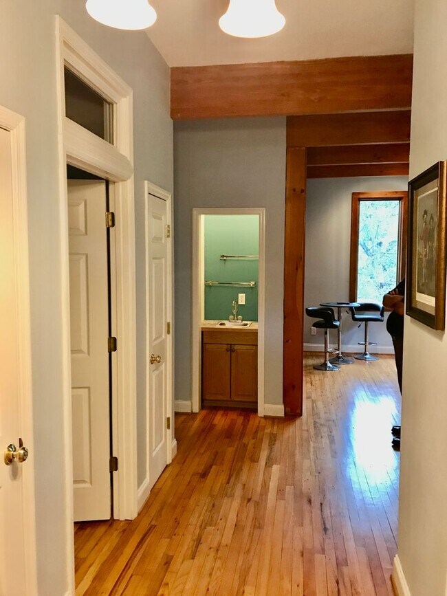 Building Photo - Excellent Location!!