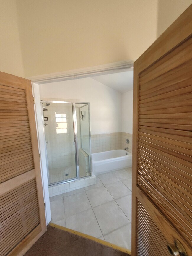 Building Photo - 433 E Ave