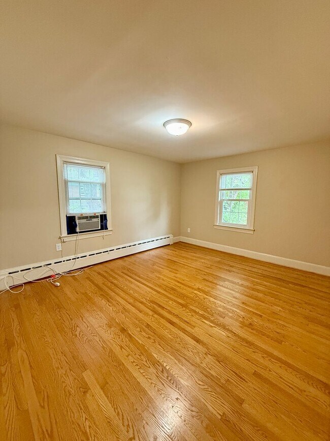 Building Photo - Spacious 3 Bed Duplex in Downtown Fredericksburg