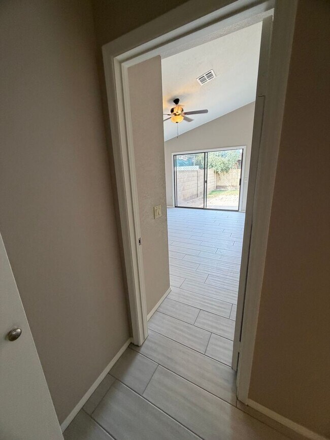 Building Photo - Newly Remodeled Glendale Home