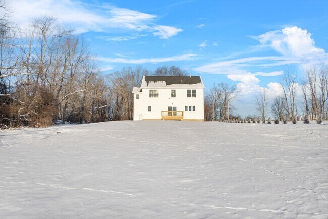 Building Photo - Move In Ready: Custom-built home