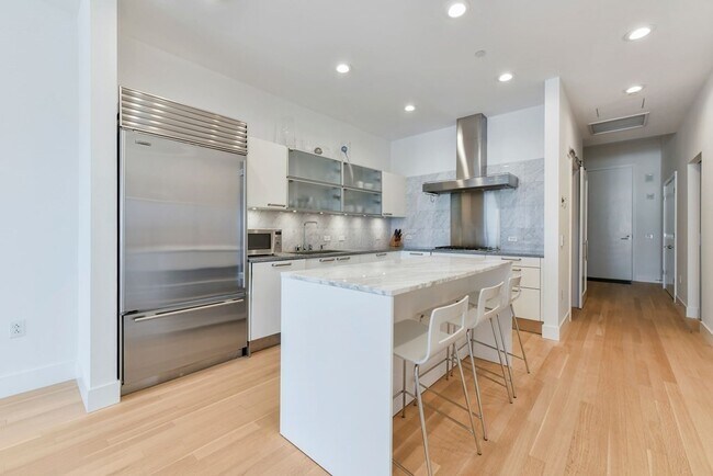 Primary Photo - 360 Newbury St