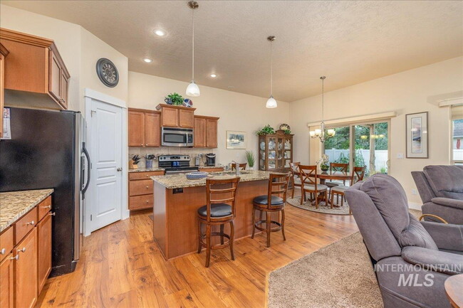 Building Photo - "Charming 3-Bedroom Home with 2 Full Baths in Boise's Sought-After West Dover Heights!"