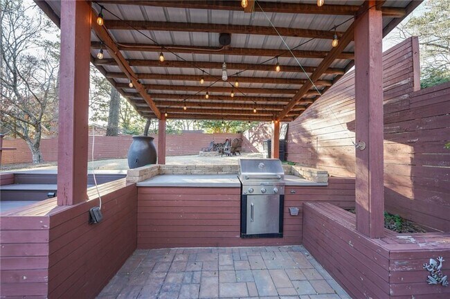 Building Photo - 3844 Longview Dr