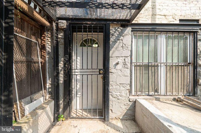 Building Photo - 307 E 25th St