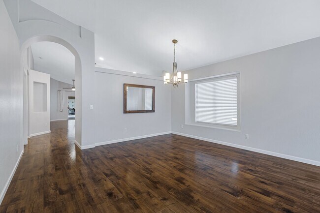 Building Photo - 4 Bedroom/2 Bathroom Remodeled home with S...