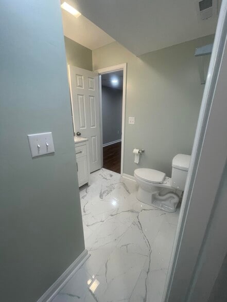 Building Photo - 221 Fallsway Ln