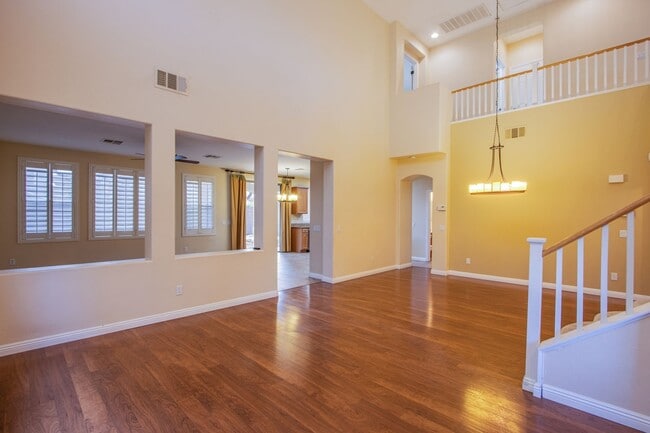 Building Photo - Beautiful 4 bedroom 3 bath plus loft home in the Vistas in Summerlin!