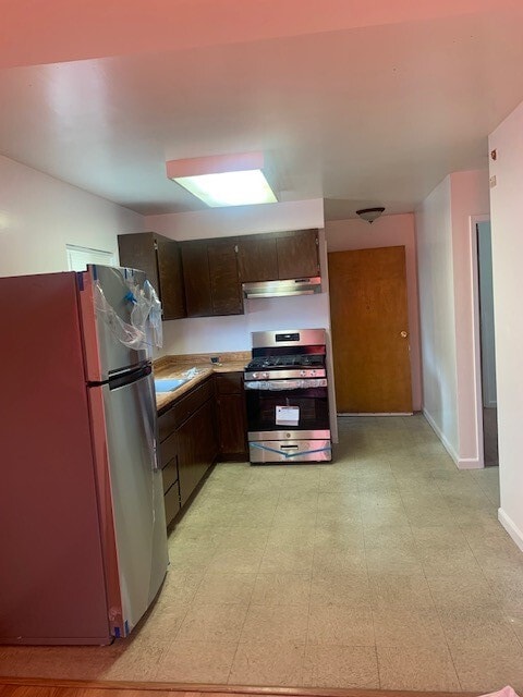 Kitchen w/new stove & Fridge - 1233 MacArthur Blvd