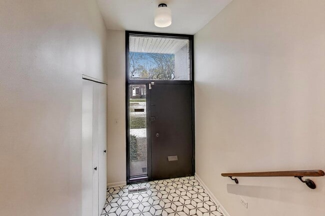 Building Photo - 2803 S Michigan Ave