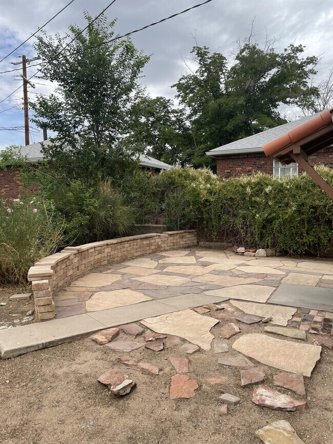 Building Photo - 437 Maple St NE