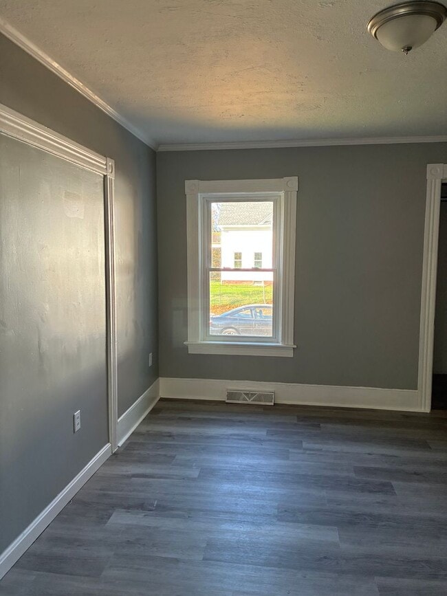 Building Photo - Fresh and updated 4 bedroom for immediate occupancy