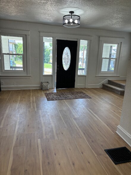 Building Photo - 527 Cypress Ave