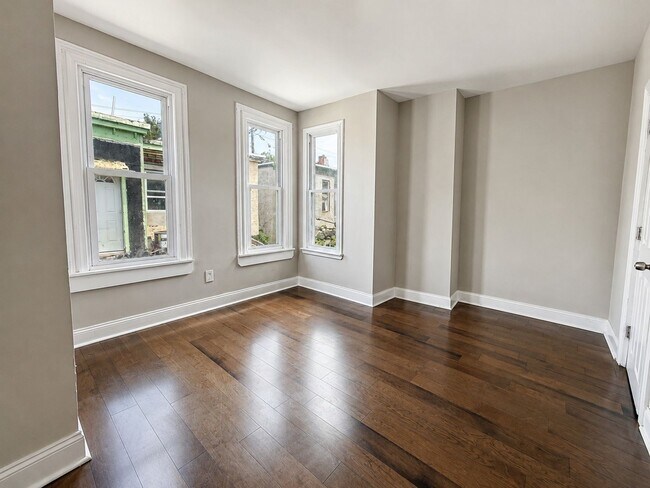 Building Photo - 925 W Seltzer St