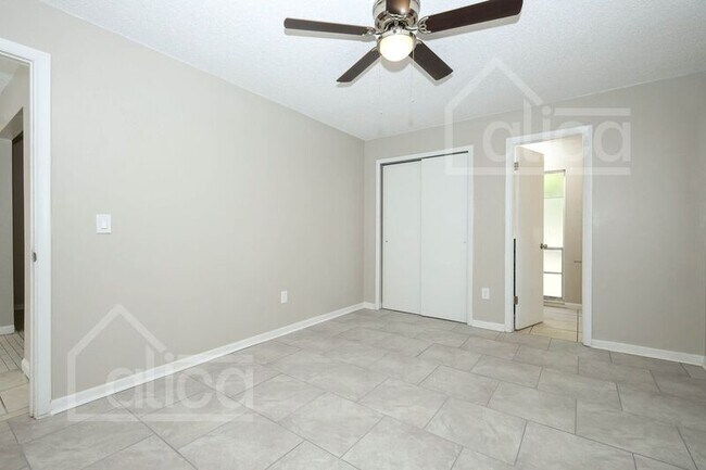 Building Photo - 4006 Luan Dr