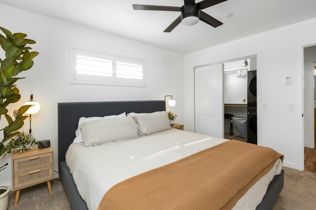 Building Photo - 663 S Tulip St