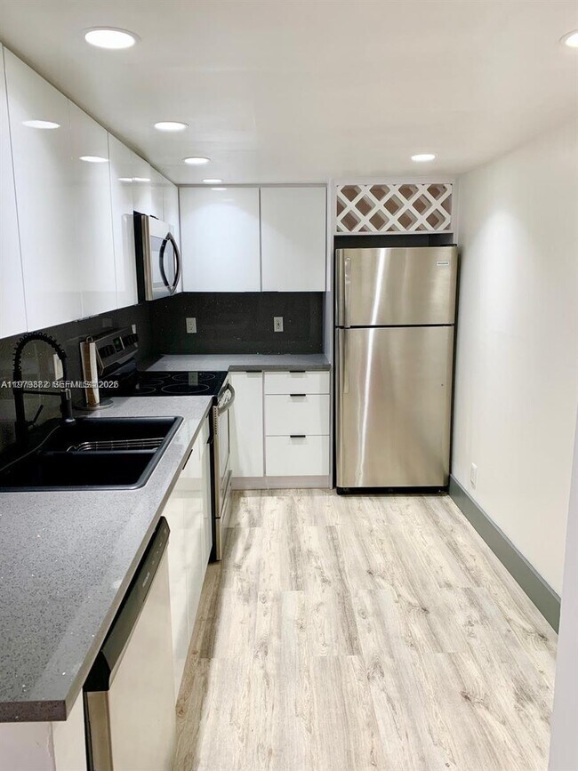 Building Photo - 200 SE 15th Rd