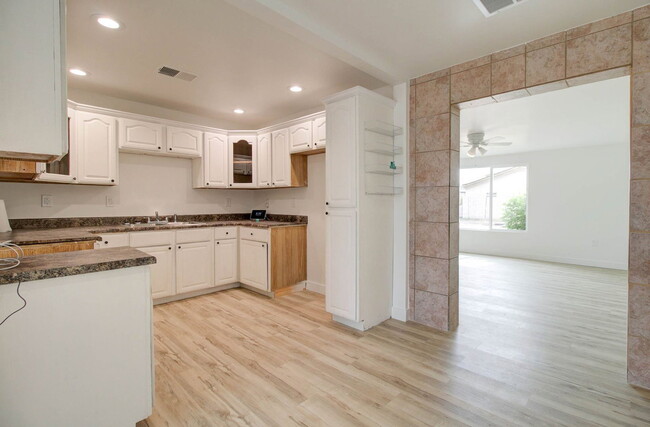 Building Photo - 2539 N 39th Ave