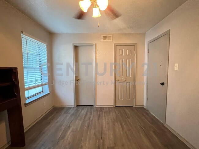 Building Photo - Spacious 2/1.5 Apartment in Denton Great for Roommates!