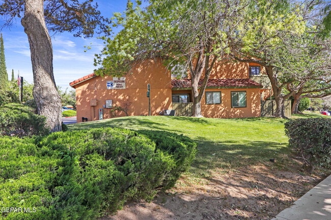 Building Photo - 1644 Lomaland Dr