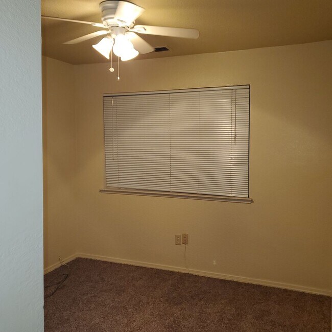 Building Photo - COLLEGEVIEW DRIVE ~ Near College  3 bedroo...