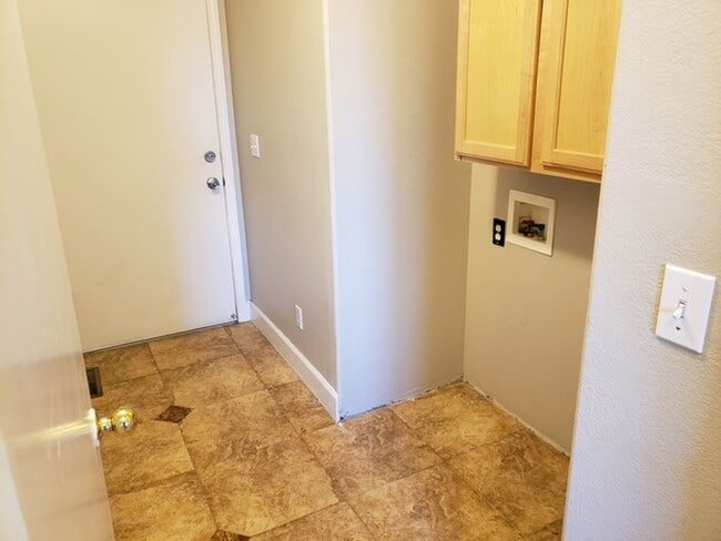 Building Photo - Three Bedroom Stead Home with Storage S...