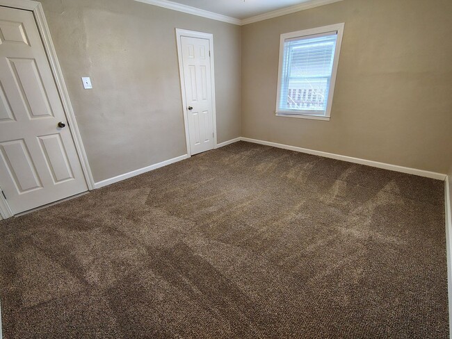 Building Photo - 404 Camellia Way