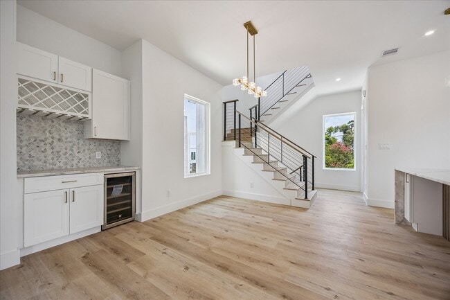 Building Photo - 1032 W 17th St