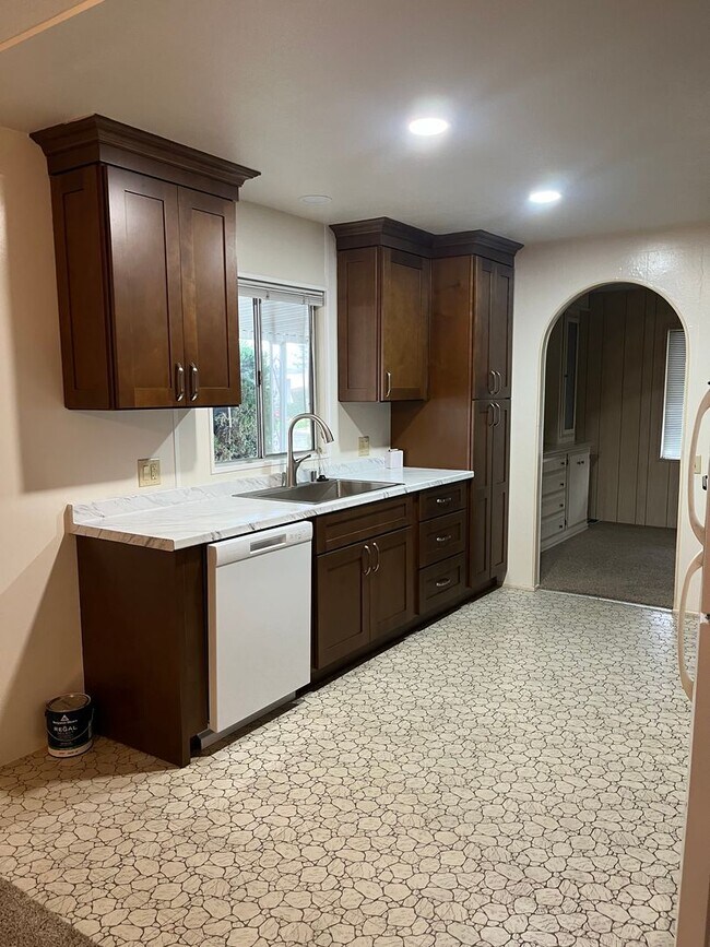 Building Photo - Seniors (must be age 55+) Valle Vista community for occupants age 55 and over community - 2 bedro...