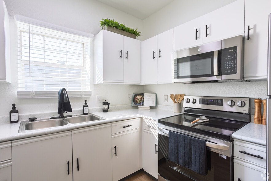 Building Photo - ReNew Jordan Creek