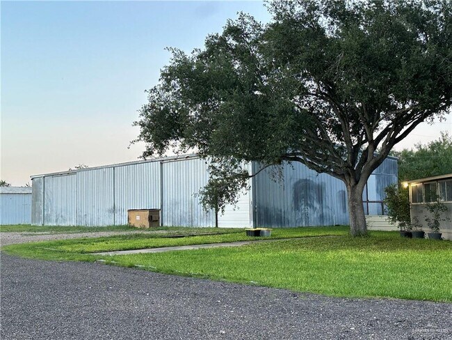 Building Photo - 323 W Davis Rd
