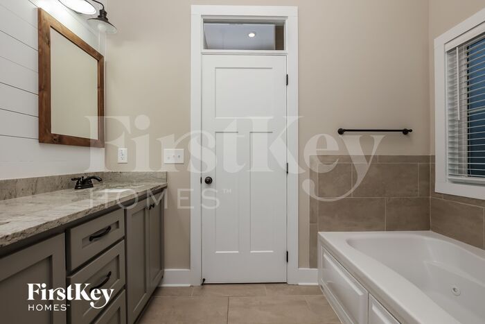 Building Photo - 708 Jersey Dr