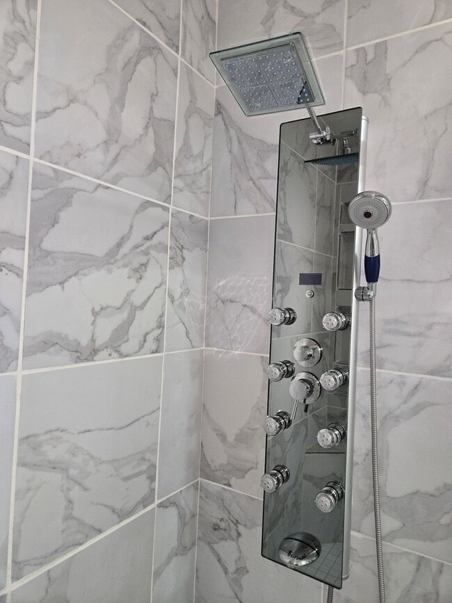 Building Photo - Spacious Five Bedroom