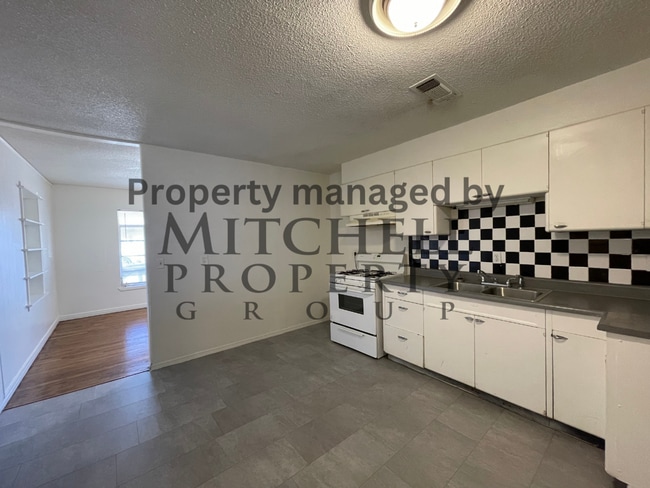 Building Photo - Spacious 2 bedroom 2 living areas 1 bath with a garage!