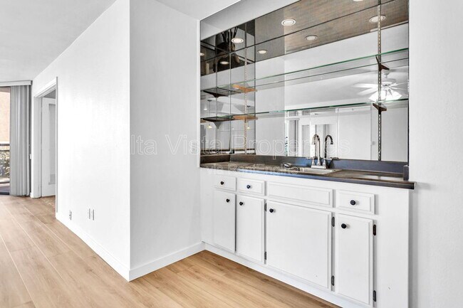 Building Photo - 3916 Riviera Dr